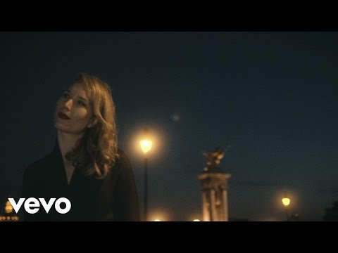Video Sarah McKenzie performing „Paris In The Rain“