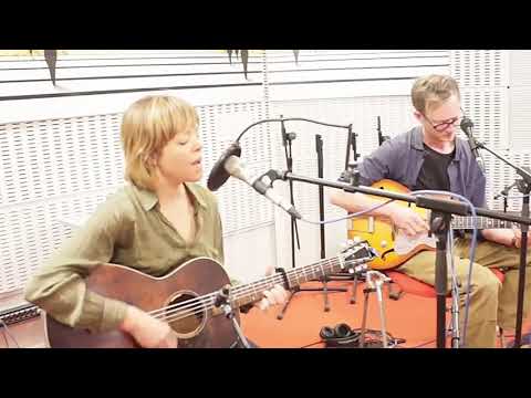 Video Emily Barker & Lukas Drinkwater - 'No.5 Hurricane' live at Radio 3 (Spain)